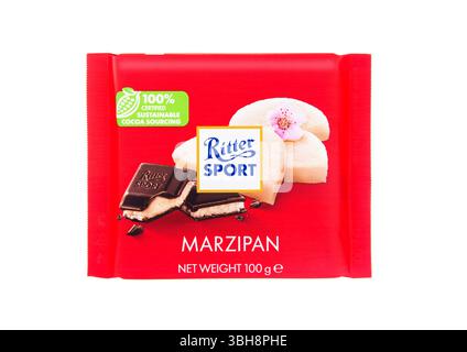 LONDRES, Royaume-Uni - 21 NOVEMBRE 2024 : barre de chocolat Ritter Sport avec massepain sur fond blanc. Banque D'Images