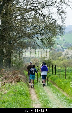Groupes de promeneurs dans la campagne autour de celles, l'un des plus beaux villages de Wallonie. Promenade entre amis | groupes de marcheurs dans le co Banque D'Images