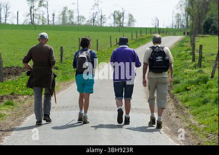 Groupes de promeneurs dans la campagne autour de celles, l'un des plus beaux villages de Wallonie. Promenade entre amis | groupes de marcheurs dans le co Banque D'Images