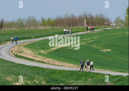 Groupes de promeneurs dans la campagne autour de celles, l'un des plus beaux villages de Wallonie. Promenade entre amis | groupes de marcheurs dans le co Banque D'Images