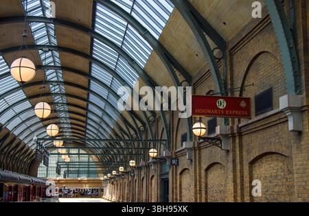 La plate-forme 9 et 3 quarts Poudlard Express à l'intérieur de la gare de Kings Cross dans le monde des sorciers de Harry Potter, Universal Studios amusement PA Banque D'Images
