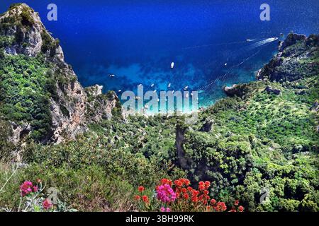 Image de falaises spectaculaires et accidentées surplombant la mer bleu vif prise de Monte Salaro, Anacapri, Capri, île italienne près de la côte amalfitaine Banque D'Images