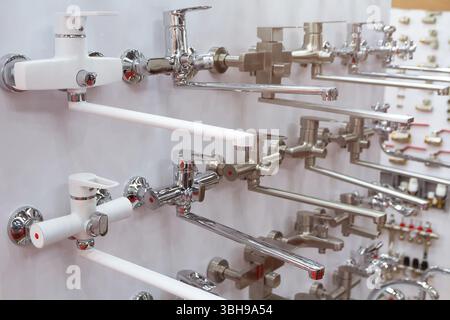 Mélangeurs pour baignoire, lavabo, cuisine. Plomberie dans une quincaillerie Banque D'Images