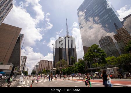 Sao Paulo, Brésil - décembre 29 2019 - les gens se promènent sur l'Avenida Paulista dimanche que l'avenue est fermée à la circulation des voitures. Banque D'Images