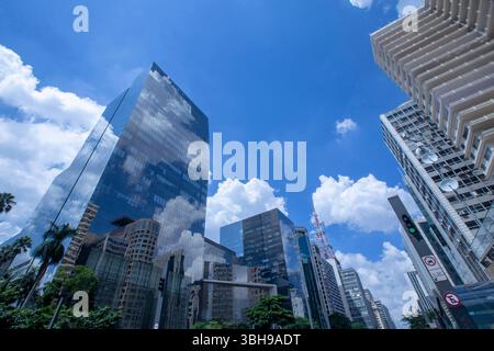 Vue des gratte-ciel le long de l'Avenida Paulista à Sao Paulo, Brésil par jour ensoleillé Banque D'Images
