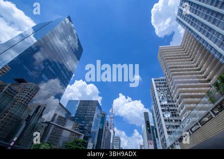 Vue des gratte-ciel le long de l'Avenida Paulista à Sao Paulo, Brésil par jour ensoleillé Banque D'Images
