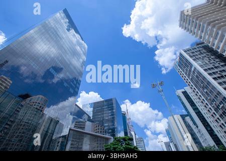 Vue des gratte-ciel le long de l'Avenida Paulista à Sao Paulo, Brésil par jour ensoleillé Banque D'Images