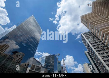Vue des gratte-ciel le long de l'Avenida Paulista à Sao Paulo, Brésil par jour ensoleillé Banque D'Images