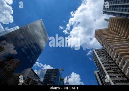 Vue des gratte-ciel le long de l'Avenida Paulista à Sao Paulo, Brésil par jour ensoleillé Banque D'Images