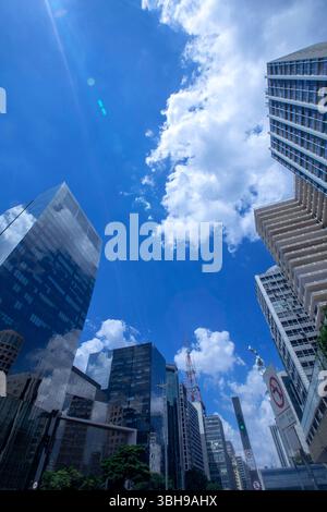 Vue des gratte-ciel le long de l'Avenida Paulista à Sao Paulo, Brésil par jour ensoleillé Banque D'Images