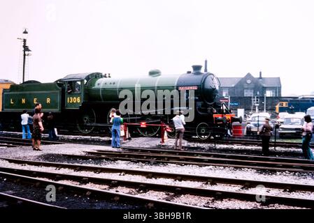 Locomotive à vapeur LNER Thompson Class B1 1306 Mayflower à Steamtown Carnforth, Carnforth MPD (motive Power Depot) à l'été 1977. Livrée vert pomme LNER Banque D'Images
