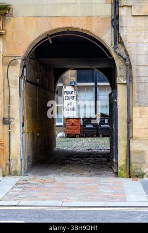 Private court No parking Sign, Glasgow, Écosse, Royaume-Uni, Europe Banque D'Images