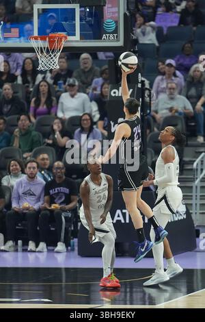 L'attaquante des Golden State Valkyries, Cecilia Zandalasini (24), se dirige vers le panier contre le centre des Aces de Las Vegas A'ja Wilson (22) et le garde des Aces de Las Vegas Jewell Loyd (24) pendant la première moitié de leur match WNBA contre les Aces de Las Vegas au Chase Center, dimanche 6/7/25, à San Francisco.(photo de Gerome Wright/image of Sport). Banque D'Images