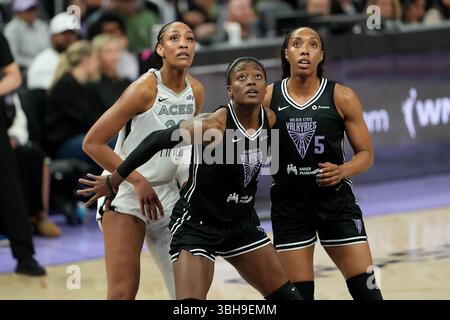 Le Golden State Valkyries Center Temi Fagbenle (14), l'attaquante Kayla Thornton (5) projetant le Las Vegas Aces Center A'ja Wilson (22) pendant la première moitié de leur match WNBA contre les Las Vegas Aces au Chase Center, dimanche 6/7/25, à San Francisco.(photo de Gerome Wright/image of Sport). Banque D'Images