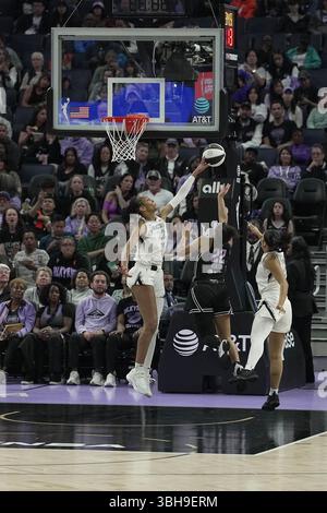 Le Las Vegas Aces Center A'ja Wilson (22) bloque le tir de la garde des Golden State Valkyries Veronica Burton (22) lors de la seconde moitié de leur match WNBA contre les Las Vegas Aces au Chase Center, dimanche 7 juin 25, à San Francisco.(photo Gerome Wright/image of Sport). Banque D'Images