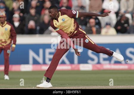 Chester-le-Street, Angleterre, 6 juin 2025. Jason Holder bowling pour les Antilles contre l'Angleterre lors du premier Vitality T20 International à Banks Homes Riverside, Chester-le-Street. Crédit : Colin Edwards Banque D'Images