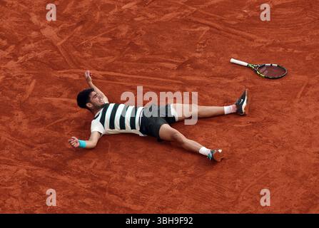Paris, France. 08 juin 2025. Le deuxième joueur d'Espagne Carlos Alcaraz s'effondre sur le court après avoir gagné contre le meilleur joueur d'Italie Jannik Sinner lors de la finale masculine du Championnat de France Open de tennis à Roland-Garros à Paris le dimanche 8 juin 2025. Alcaraz remporte l'Open en près de cinq heures et demie, la finale masculine la plus longue de l'histoire de Paris. Photo de Maya Vidon-White/UPI crédit : UPI/Alamy Live News Banque D'Images
