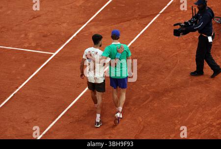 Paris, France. 08 juin 2025. Carlos Alcaraz, de l'Espagne, et Jannik Sinner, de l'Italie, en tête de liste, s'embrasse à la fin de la finale masculine du Championnat de France Open de tennis à Roland-Garros, à Paris, le dimanche 8 juin 2025. Alcaraz remporte l'Open en près de cinq heures et demie, la finale masculine la plus longue de l'histoire de Paris. Photo de Maya Vidon-White/UPI crédit : UPI/Alamy Live News Banque D'Images