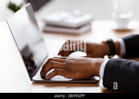Vue latérale du clavier noir sur un ordinateur portable moderne Banque D'Images
