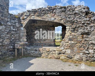 Le Castle Roy, près de Nethy Bridge, est un château du XIIe siècle situé au sommet d'un monticule glaciaire, offrant une vue panoramique sur le Cairng Banque D'Images