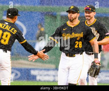 Pittsburgh, États-Unis. 08 juin 2025. Tommy Pham (28), outfielder des Pirates de Pittsburgh, célèbre la victoire de 2-1 contre les Phillies de Philadelphie au PNC Park le dimanche 8 juin 2025 à Pittsburgh. Photo par Archie Carpenter/UPI crédit : UPI/Alamy Live News Banque D'Images