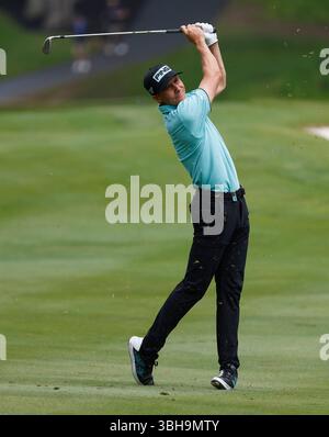 Gainesville Virginie, États-Unis. 87 juin 2025. Carlos Ortiz de Torque GC frappe depuis le 18e fairway lors de la dernière manche du LIV Golf Virginia sur le parcours Robert Trent Jones à Gainesville en Virginie. Justin Cooper/CSM/Alamy Live News Banque D'Images