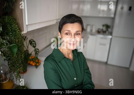 Heureuse femme mature indépendante souriante s'amusant. Apparence naturelle, positivité corporelle calme Banque D'Images