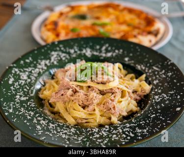 Pizza et pâtes au restaurant. Banque D'Images