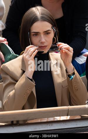 Paris, France. 8 juin 2025. Lilly Collins participe au tournoi Roland Garros 2025 le 8 juin 2025 à Paris. Photo Laurent Zabulon/ABACAPRESS.COM Banque D'Images