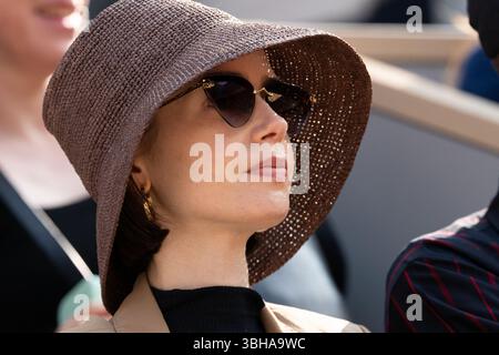 Paris, France. 8 juin 2025. Lilly Collins participe au tournoi Roland Garros 2025 le 8 juin 2025 à Paris. Photo Laurent Zabulon/ABACAPRESS.COM Banque D'Images