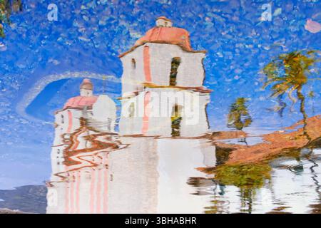 La mission de Santa Barbara se reflète dans l'eau; Santa Barbara, Californie, États-Unis Banque D'Images
