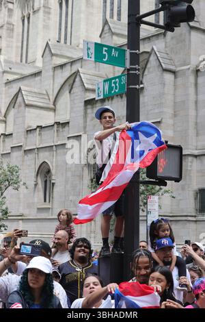 NEW YORK, NEW YORK - 08 JUIN : célébrités, politiciens et VIP assistent au défilé de la Journée nationale de Porto Rico 2025 le 08 juin 2025 à New York. L'événement s'est déroulé le long de la Cinquième Avenue et a présenté des chars dynamiques, des spectacles culturels, des leaders communautaires et des milliers de spectateurs célébrant la fierté et le patrimoine portoricains. Photo : Luiz Rampelotto/EuropaNewswire Banque D'Images