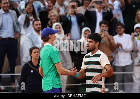 Paris, France. 8 juin 2025. Carlos Alcaraz (R) et Jannk Sinner se serrent la main après le match de finale masculin en simple à l'Open de France à Roland Garros, Paris, France, le 8 juin 2025. Crédit : Li Jing/Xinhua/Alamy Live News Banque D'Images