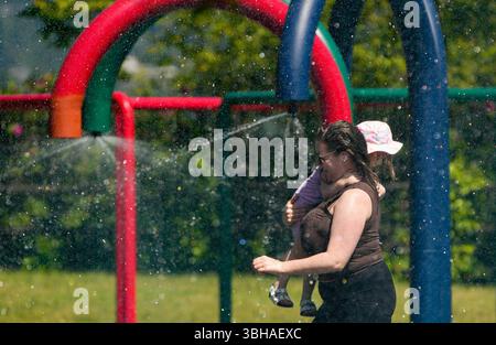 Vancouver, Canada. 8 juin 2025. Les gens se rafraîchissent dans un parc de pulvérisation à Vancouver, Colombie-Britannique, Canada, le 8 juin 2025. Crédit : Liang Sen/Xinhua/Alamy Live News Banque D'Images