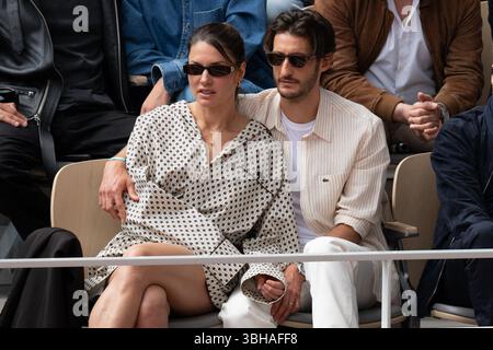 Paris, France. 08 juin 2025. Pierre Niney et Natasha Andrews participent au tournoi Roland Garros 2025 le 8 juin 2025 à Paris. Photo Laurent Zabulon/ABACAPRESS.COM Banque D'Images