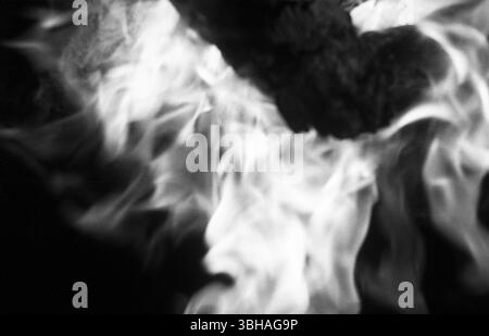 Feu de poêle gros plan photographie de flammes abstraites Banque D'Images