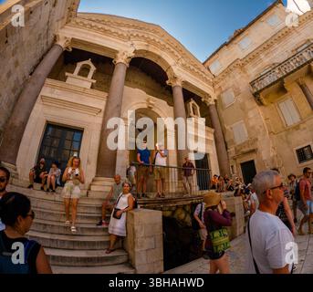 Split, Croatie - 8 septembre 2023 : les touristes explorent le palais de Dioclétien, un site classé au patrimoine mondial de l'UNESCO, en capturant sa beauté avec des caméras. Banque D'Images
