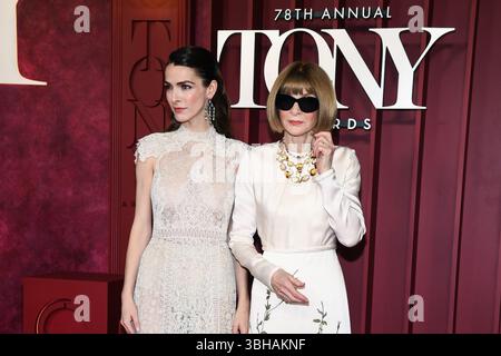 New York, États-Unis. 08 juin 2025. Bee Shaffer et Anna Wintour marchant sur le tapis rouge lors de la 78e cérémonie annuelle des Tony Awards qui s’est tenue au Radio City Music Hall de New York, NY, le dimanche 8 juin 2025. (Photo par Anthony Behar/Sipa USA) crédit : Sipa USA/Alamy Live News Banque D'Images