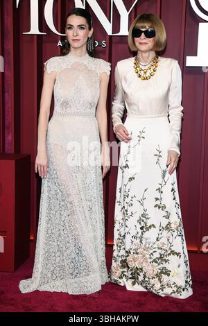 New York, États-Unis. 08 juin 2025. Bee Shaffer et Anna Wintour marchant sur le tapis rouge lors de la 78e cérémonie annuelle des Tony Awards qui s’est tenue au Radio City Music Hall de New York, NY, le dimanche 8 juin 2025. (Photo par Anthony Behar/Sipa USA) crédit : Sipa USA/Alamy Live News Banque D'Images