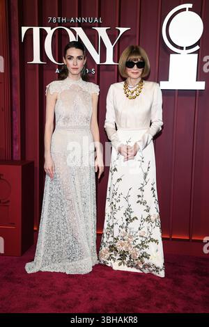 New York, États-Unis. 08 juin 2025. Bee Shaffer et Anna Wintour marchant sur le tapis rouge lors de la 78e cérémonie annuelle des Tony Awards qui s’est tenue au Radio City Music Hall de New York, NY, le dimanche 8 juin 2025. (Photo par Anthony Behar/Sipa USA) crédit : Sipa USA/Alamy Live News Banque D'Images