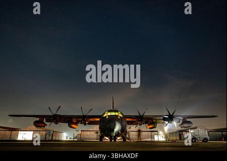 Les membres affectés à la 27e Escadre des opérations spéciales effectuent une inspection après vol sur un MC-130J Commando II pendant le SOUTHERN STAR ’25 à Santiago, au Chili, le 1er juin 2025. SOUTHERN STAR ’25 est un exercice multinational d’opérations spéciales qui se déroule à travers le Chili du 26 mai au 8 juin. L’exercice réunit des forces de six pays et de 10 pays observateurs, totalisant plus de 2 700 participants, afin d’améliorer l’interopérabilité et de renforcer les partenariats mondiaux d’opérations spéciales grâce à une formation conjointe d’Antofagasta à Punta Arenas. (Photo de l'US Air Force par Tech. Sgt. Carly Feliciano) Banque D'Images