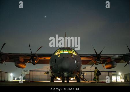 Un membre d’équipage MC-130J Commando II affecté à la 27e Escadre des opérations spéciales débarque de l’avion après une sortie au cours du SOUTHERN STAR ’25 à Santiago, Chili, le 1er juin 2025. SOUTHERN STAR ’25 est un exercice multinational d’opérations spéciales qui se déroule à travers le Chili du 26 mai au 8 juin. L’exercice réunit des forces de six pays et de 10 pays observateurs, totalisant plus de 2 700 participants, afin d’améliorer l’interopérabilité et de renforcer les partenariats mondiaux d’opérations spéciales grâce à une formation conjointe d’Antofagasta à Punta Arenas. (Photo de l'US Air Force par Tech. Sgt. Carly Feliciano) Banque D'Images
