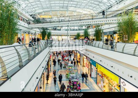 Les gens marchent le long des couloirs, des magasins de détail et des kiosques au centre commercial Vasco da Gama à Lisbonne, au Portugal. Banque D'Images