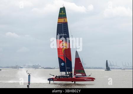 New York, États-Unis. 08 juin 2025. NEW YORK, NEW YORK - 08 JUIN : Team Spain SailGP Boat fait une course d'entraînement pendant le jour 2 du Mubadala New York Sail Grand Prix au port de New York le 8 juin 2025 à New York City. Crédit : Ron Adar/Alamy Live News Banque D'Images