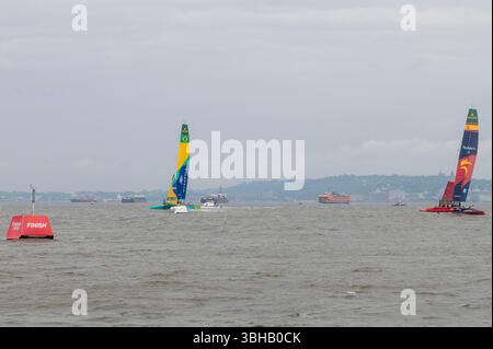 New York, États-Unis. 08 juin 2025. NEW YORK, NEW YORK - 08 JUIN : (G-d) L'équipe Mubadala Brésil est poursuivie par l'équipe Espagne dans une course vers la ligne d'arrivée lors de la Fleet 4 le jour 2 du Grand Prix Mubadala New York Sail au port de New York le 8 juin 2025 à New York. Crédit : Ron Adar/Alamy Live News Banque D'Images