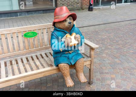 Statue d'ours de Paddington sur le trottoir, Northbrook Street, Newbury, Berkshire, Angleterre, Royaume-Uni Banque D'Images