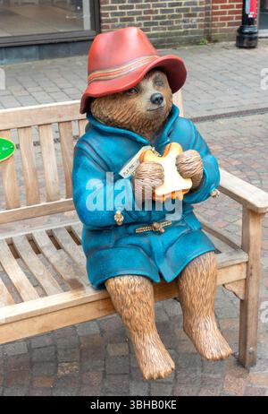 Statue d'ours de Paddington sur le trottoir, Northbrook Street, Newbury, Berkshire, Angleterre, Royaume-Uni Banque D'Images