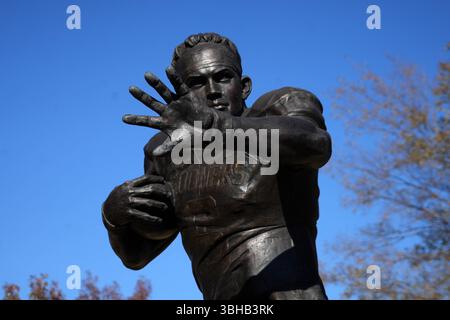 Une statue de l'ancien quarterback des Oklahoma Sooners Baker Mayfield dans Heisman Park sur le campus de l'Université d'Oklahoma, dimanche 1er décembre 2024, à Norman, Oklahoma. Banque D'Images