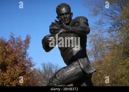 Une statue de l'ancien quarterback des Oklahoma Sooners Baker Mayfield dans Heisman Park sur le campus de l'Université d'Oklahoma, dimanche 1er décembre 2024, à Norman, Oklahoma. Banque D'Images