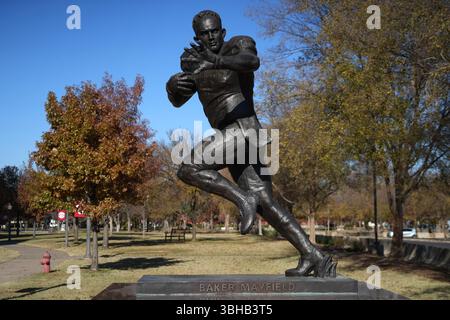 Une statue de l'ancien quarterback des Oklahoma Sooners Baker Mayfield dans Heisman Park sur le campus de l'Université d'Oklahoma, dimanche 1er décembre 2024, à Norman, Oklahoma. Banque D'Images